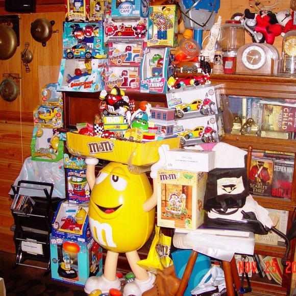 M&M YELLOW CHARACTER WITH TRAY NEW IN THE BOX - Picture 4 of 4